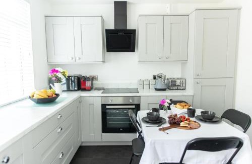 Belfast House | Entire family home , large rear garden, free parking, fast WI-FI