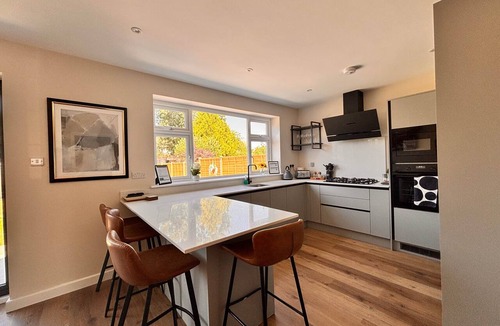 Walton-on-Thames House | Entire home Walton-on-Thames 8 guests ·5 bedrooms