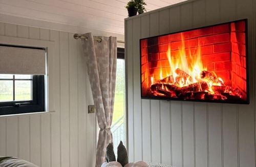 Londonderry Apartment | Everwood Escape- The Willow Hut With Private Hot Tub