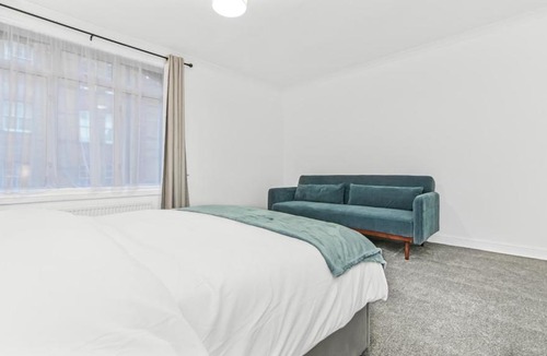 Elephant and Castle Apartment | Excellent 2-Bed flat near central London