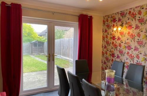 Cherry Hinton Apartment | Exclusive Homely Cambridge 4 bed house with free parking, big garden and sleeps 10
