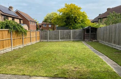 Cherry Hinton Apartment | Exclusive Homely Cambridge 4 bed house with free parking, big garden and sleeps 10