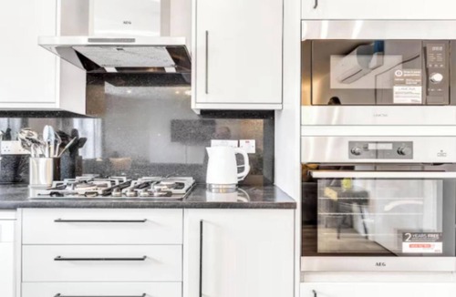 West Kensington Apartment | Experience Modern Comfort in the Heart of Kensington with Air Conditioning
