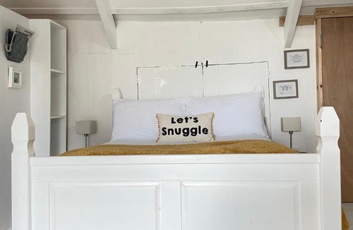 Newlyn House | Fab ensuite double room, ideally located for Isles of Scilly Ferry Terminal