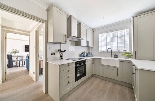 Weybridge Apartment | Fabulous 2 Bed Maisonette with private garden Weybridge High Street 5 min walk