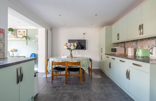 Cherry Hinton House | Fabulous 3-Bed Family Home with Parking!