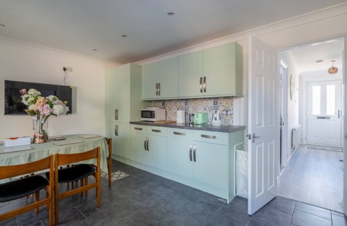 Cherry Hinton House | Fabulous 3-Bed Family Home with Parking!