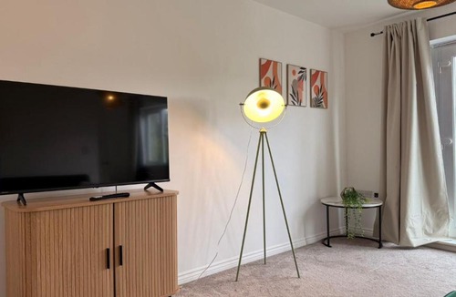 Cambourne House | Family-Friendly 4-BR in Cambridge with Parking & Sleeps 7