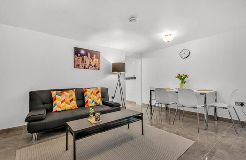 Gospel Oak Apartment | Family Friendly, Camden Town basement Apartment - 10mins from Camden Market