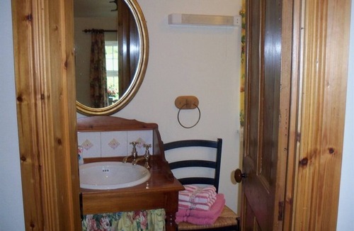 Lisnagunogue Bed & Breakfast | Family room-Ensuite with Bath-Garden view-1