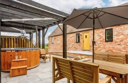 Moreton Valence Cottage | Fawn Cottage disabled adapted 3 bedroom hot tub