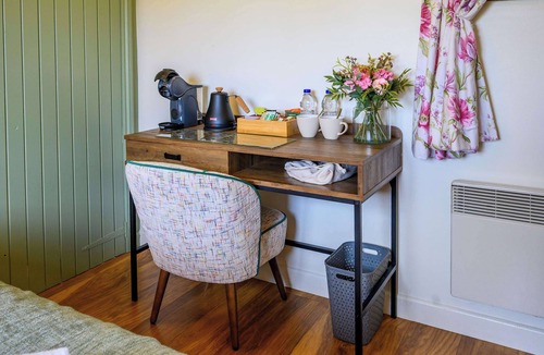Staple Hill House | Fern Cottage- Lovely and Convenient Retreat Suite