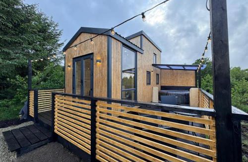 Fivemilebourne Apartment | Fiadh Rua Cabin - with Private Outdoor Hottub Pet Friendly