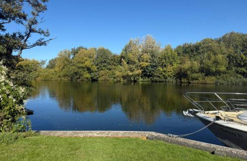 Fifield Boat Rental | Floating tranquility