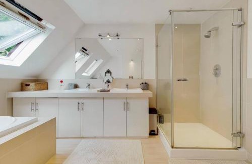 Farnham Common Villa | Forest Getaway Retreat
