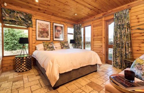 Armagh House | Forest Lodge with Hot Tub & Padel Tennis Court