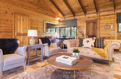Armagh House | Forest Lodge with Hot Tub & Padel Tennis Court