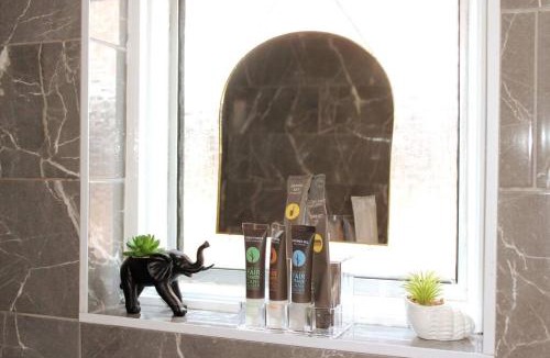 Eltham West Apartment | Front House suite