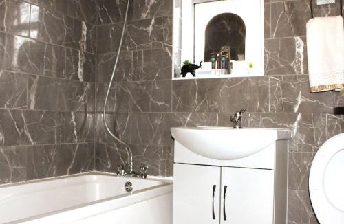Eltham West Apartment | Front House suite