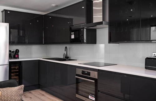 Fulham Broadway Apartment | Fulham | Balcony | King Bed | Wifi | Long Stays