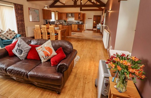 Thwing Cottage | FURROWS COTTAGE, family friendly, with pool in Great Driffield