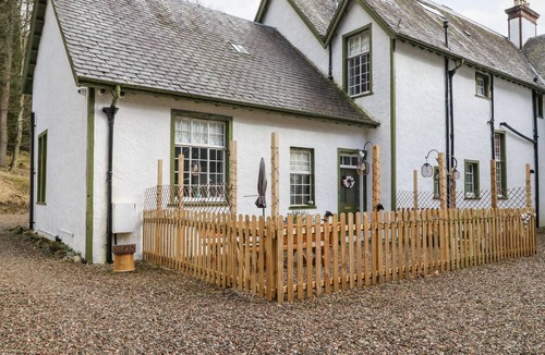 Kirriemuir Cabin | GLENDOLL COTTAGE, pet friendly, with open fire in Kirriemuir