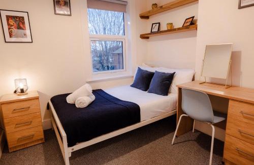 Gloucester House | Gloucester 5 Bedroom Cosy Home-Work or Leisure