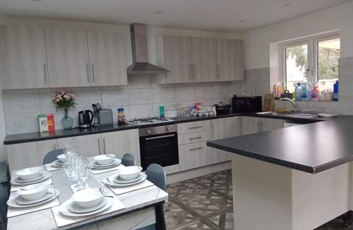 Old Windsor House | Good Priced 6 Bedroom Home With Free Parking Family Holiday - Windsor