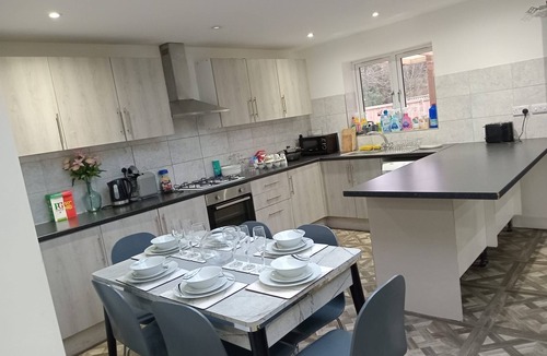Old Windsor House | Good Priced 6 Bedroom Home With Free Parking Family Holiday - Windsor