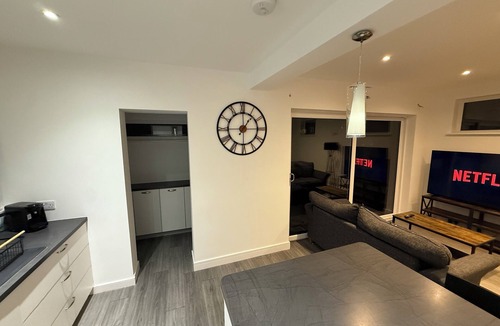 Petts Wood and Knoll House | Gorgeous 5-bedroom house in soothing Orpington neighborhood