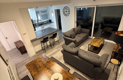 Petts Wood and Knoll House | Gorgeous 5-bedroom house in soothing Orpington neighborhood