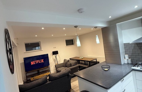 Petts Wood and Knoll House | Gorgeous 5-bedroom house in soothing Orpington neighborhood