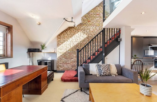 St. Leonard's Apartment | Gorgeous light loft apartment + parking