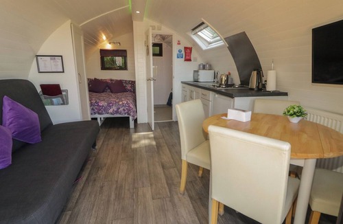 Omagh Cottage | GORTIN GLEN GLAMPING POD 1, romantic, with hot tub in Omagh