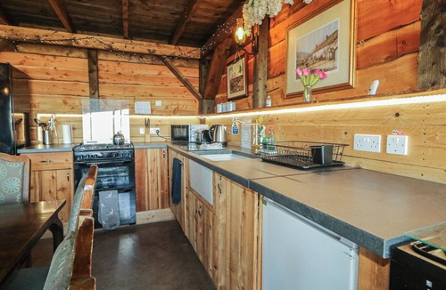Omagh Cottage | GORTIN GLEN GLAMPING POD 1, romantic, with hot tub in Omagh