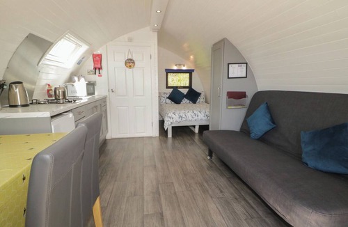Omagh Cottage | GORTIN GLEN GLAMPING POD 4, romantic, with hot tub in Omagh