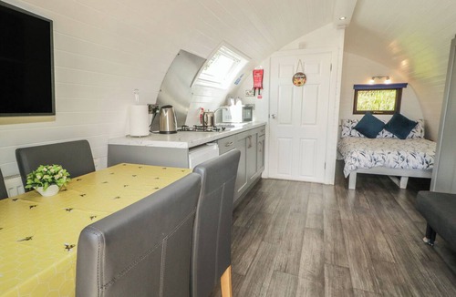 Omagh Cottage | GORTIN GLEN GLAMPING POD 4, romantic, with hot tub in Omagh