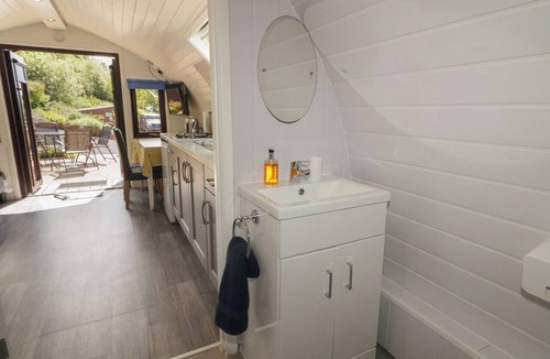 Omagh Cottage | GORTIN GLEN GLAMPING POD 4, romantic, with hot tub in Omagh