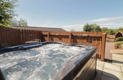 Omagh Cottage | GORTIN GLEN GLAMPING POD 2, romantic, with hot tub in Omagh