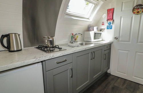 Omagh Cottage | GORTIN GLEN GLAMPING POD 5, romantic, with hot tub in Omagh