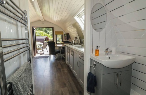 Omagh Cottage | GORTIN GLEN GLAMPING POD 5, romantic, with hot tub in Omagh