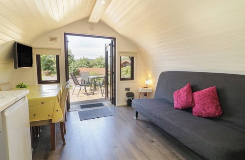 Omagh Cottage | GORTIN GLEN GLAMPING POD 3, romantic, with hot tub in Omagh