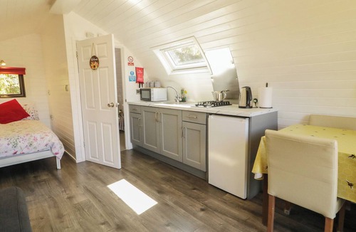 Omagh Cottage | GORTIN GLEN GLAMPING POD 3, romantic, with hot tub in Omagh