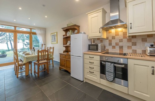 Criccieth Cottage | Gorwel-Bryn-Hir - a self catering cottage that sleeps 18 guests in 9 bedrooms