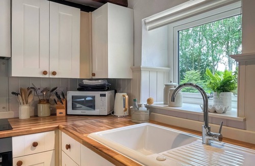 Potter Brompton Cottage | Grain End Cottage is set in large landscaped gardens.
