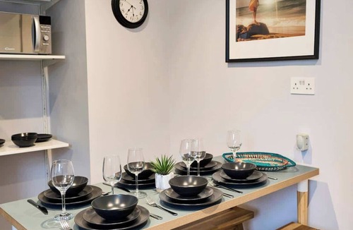 Westbourne Apartment | Grand 6BR Beachside Retreat | 12 Beds | Sleeps 20