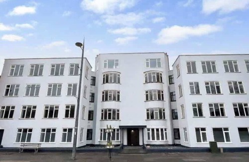 Westbourne Apartment | Grand 6BR Beachside Retreat | 12 Beds | Sleeps 20