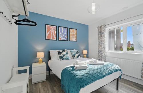Queens Quarter Apartment | Great for groups, 8 bedroom 4 bathroom 4x parking by StayByNumbers