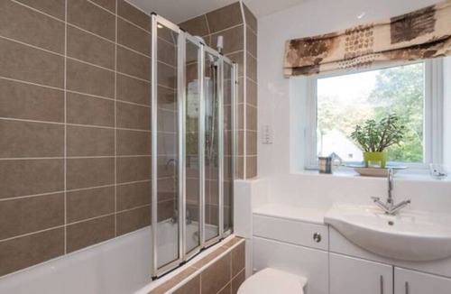 Murrayfield Apartment | GuestReady - Bright Airy Flat with River Views, FREE PARKING - Sleeps 4