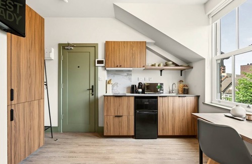 Marlborough Apartment | GuestReady - Contemporary Studio with Kitchenette